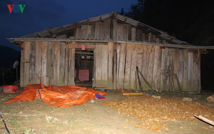 Nạn nhân Triệu Thị Phương bị nghi phạm Lý Đình Khánh sát hại ngay trước cửa nhà của chị Triệu Thị Coi (em dâu của nạn nhân). Ngoài chị Phương, Khánh còn ra tay giết hại cháu Triệu văn Tiến, sinh năm 2012 và cháu Triệu Thị Uyên, sinh năm 2016, còn bà Lý Thị Dâm, sinh năm 1932 bị Khánh chém làm thương nặng và chết trên đường đi cấp cứu.