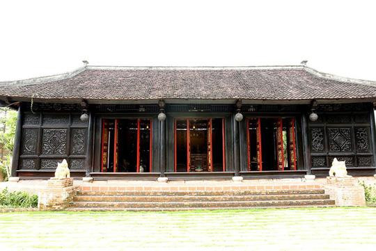 Toàn bộ được thiết kế giống một căn nhà hơn 100 năm tuổi ở Nam Định mà Hoàng Mập từng ghé thăm. Vách tường, nền nhà được xây bằng gạch, các cột và cửa làm bằng gỗ lim, gỗ huỳnh đàn…