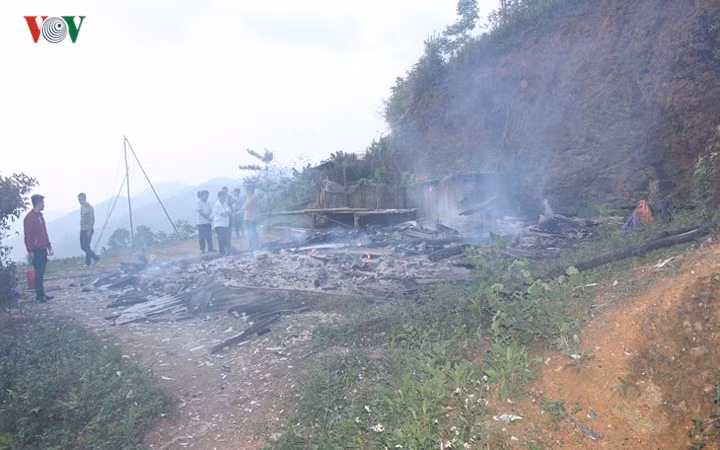 Gây án xong Khánh quay lại nhà Phương nhằm tìm và sát hại hai con của chị Phương là cháu Triệu Thị Kim Ngân, sinh năm 2008 và Triệu Thị Kim Nga, sinh năm 2013, nhưng may mắn hai cháu đã kịp chạy thoát. Tên Khánh đã dùng lửa đốt chăn, màn, quần áo và đốt nhà của chị Phương rồi bỏ trốn.