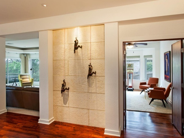 Một bức tường được thiết kế với vật liệu khác biệt chắc chắn sẽ tăng thêm điểm nhấn thu hút sự chú ý của mọi người khi ghé thăm nhờ đèn Led.