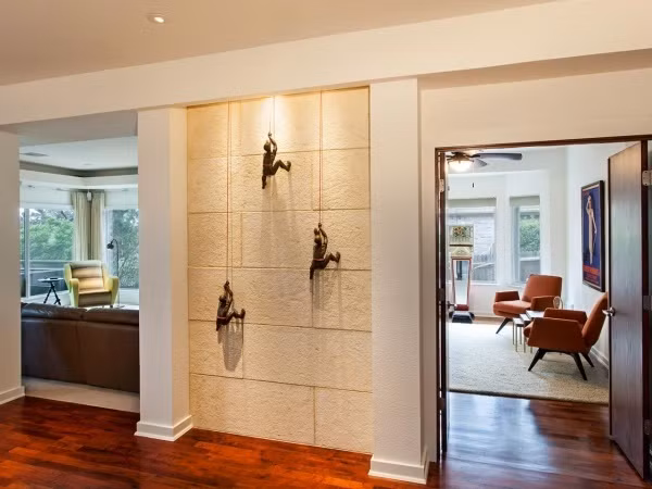 Một bức tường được thiết kế với vật liệu khác biệt chắc chắn sẽ tăng thêm điểm nhấn thu hút sự chú ý của mọi người khi ghé thăm nhờ đèn Led.