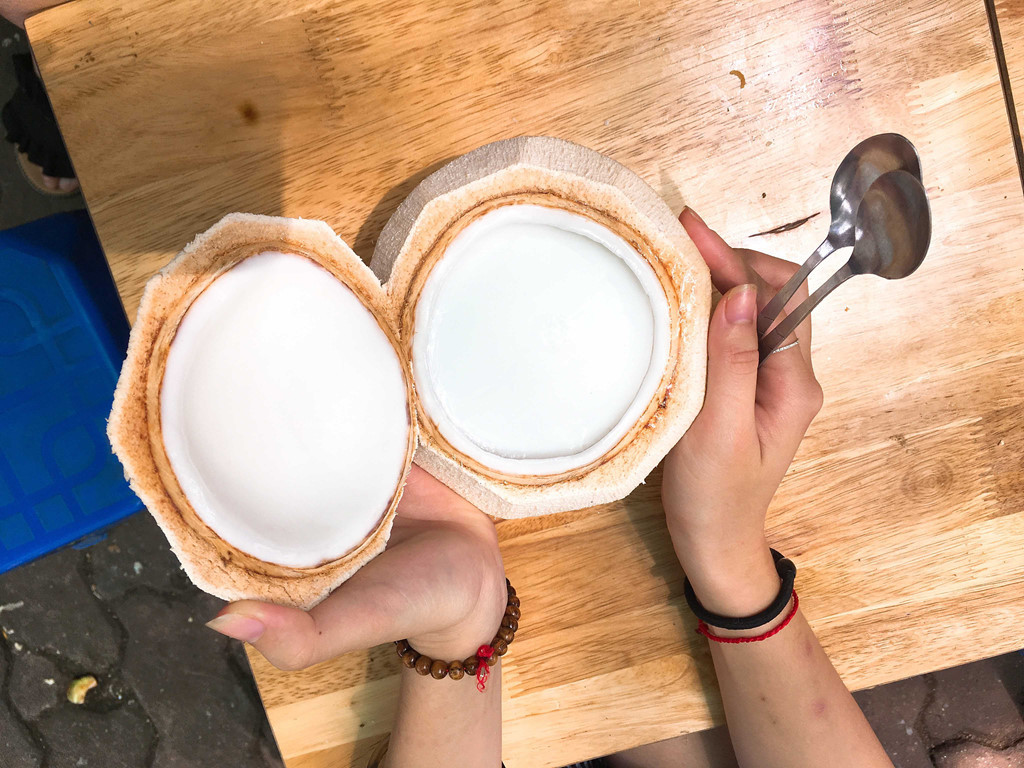 Thạch dừa không phải món khó kiếm nhưng ăn xong món chính nóng bừng người mà có ngay 1 quả thạch dừa man mát thì chắc chắn người khó tính nhất cũng phải gật gù. Thạch dừa ngọt và mát nước dừa chứ không ngọt nước đường như ở 1 số khu vực trung tâm. Mức giá 32.000 đồng/quả cũng khá hợp lý. Quán không có kem dừa như những nơi khác nhưng chắc chắn chất lượng thạch dừa sẽ khiến bạn phải bất ngờ. Địa điểm: 36 Tô Hiệu – Hà Đông. Mức giá: 32.000đồng/quả