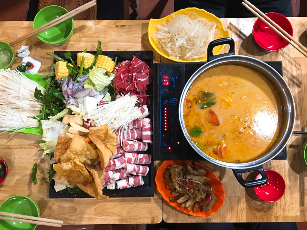 Nếu phải bình chọn một quán lẩu nhất định nên ghé tại Hà Đông thì lẩu Xuân Gà chính là lựa chọn không thể bỏ qua. Quán có lẩu bò Mỹ và lẩu hải sản. Nước lẩu đậm vị, ít mỡ, có thêm hành, sả, gừng, chanh nên khá thơm. Đồ nhúng khay đầy đặn bao gồm: ba chỉ bò, bắp bò, mực, nấm kim chi, các loại rau củ,… Ngoài ra bạn cũng có thể gọi các món ăn ngoài như chân cánh gà, ếch, chim cút, bề bề,... Địa chỉ: Lẩu Xuân Gà – Số 2 Nguyễn Công Trứ - Hà Đông. Mức giá: 100 – 120.000 đồng/người