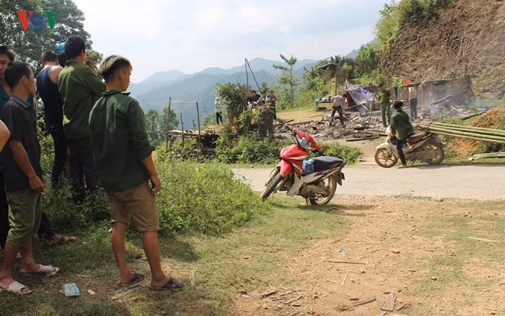 Người dân bàng hoàng trước vụ thảm sát khiến 4 người thiệt mạng.