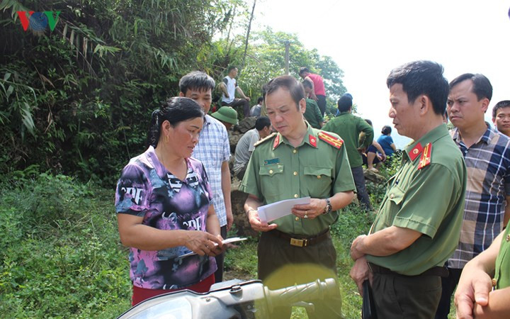Đại tá Nguyễn Văn Hồng, Giám đốc công an tỉnh Cao Bằng chỉ đạo khám nghiệm hiện trường, điều tra vụ án và trao tiền hỗ trợ hậu sự cho những người thiệt mạng.