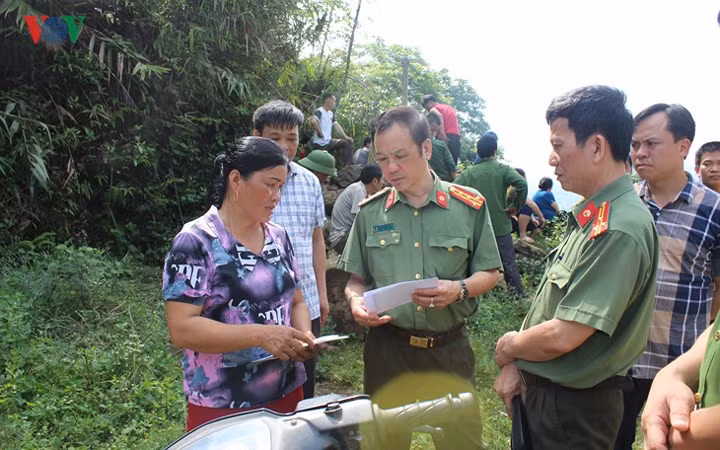 Đại tá Nguyễn Văn Hồng, Giám đốc công an tỉnh Cao Bằng chỉ đạo khám nghiệm hiện trường, điều tra vụ án và trao tiền hỗ trợ hậu sự cho những người thiệt mạng.