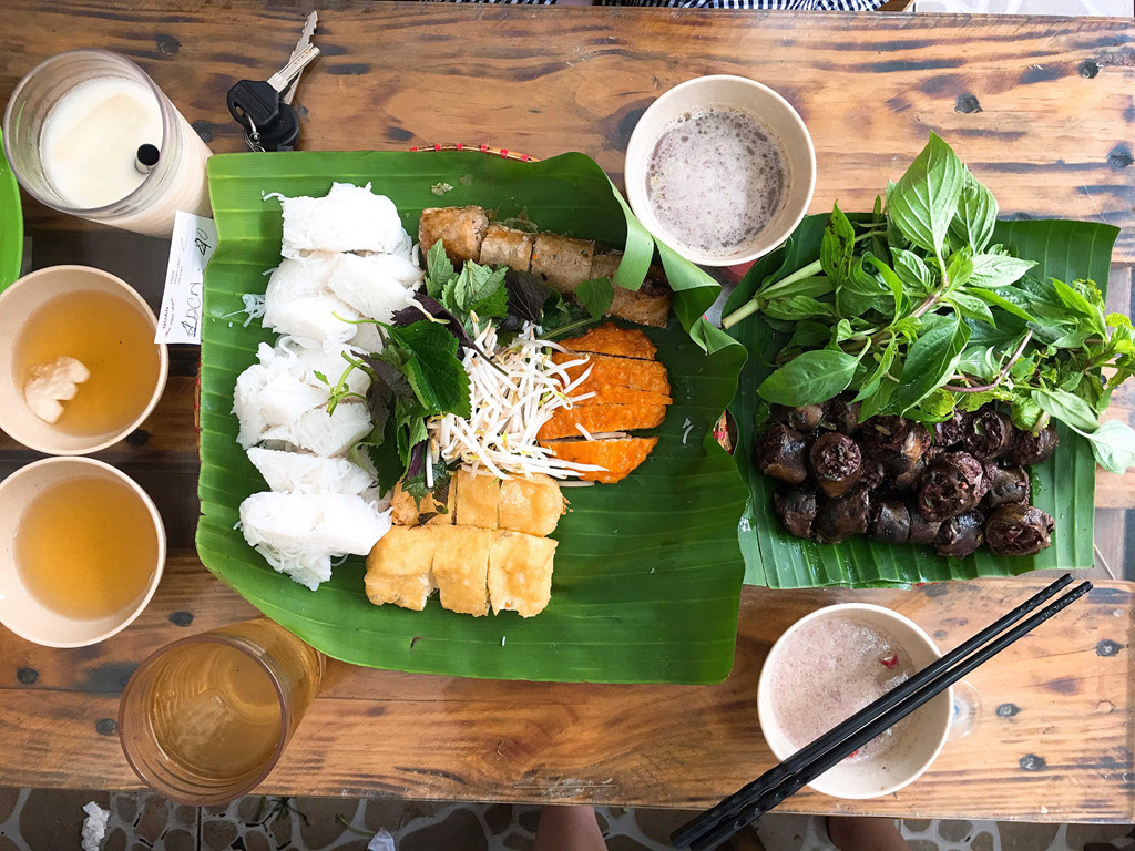 Mùa hè nóng nực thì bún đậu là món ăn không thể bỏ qua. Bún đậu Hà Đông đầy đặn không kém gì bún đậu nội thành. Đi kèm 1 đĩa dồi nướng thơm lừng mà bạn chỉ phải trả tròn trịa 70.000 đồng. Ngay khi đến quán, 2 loại mắm sẽ được bưng ra để bạn lựa chọn. Khu bếp nấu ở ngay góc cửa ra vào, chị chủ hàng và bạn đứng bếp luôn đeo găng tay ni lông và các món được sơ chế đều rất sạch sẽ. Địa điểm: Bún đậu ngon – Số 6 Hoàng Hoa Thám. Mức giá: 40.000đồng/người