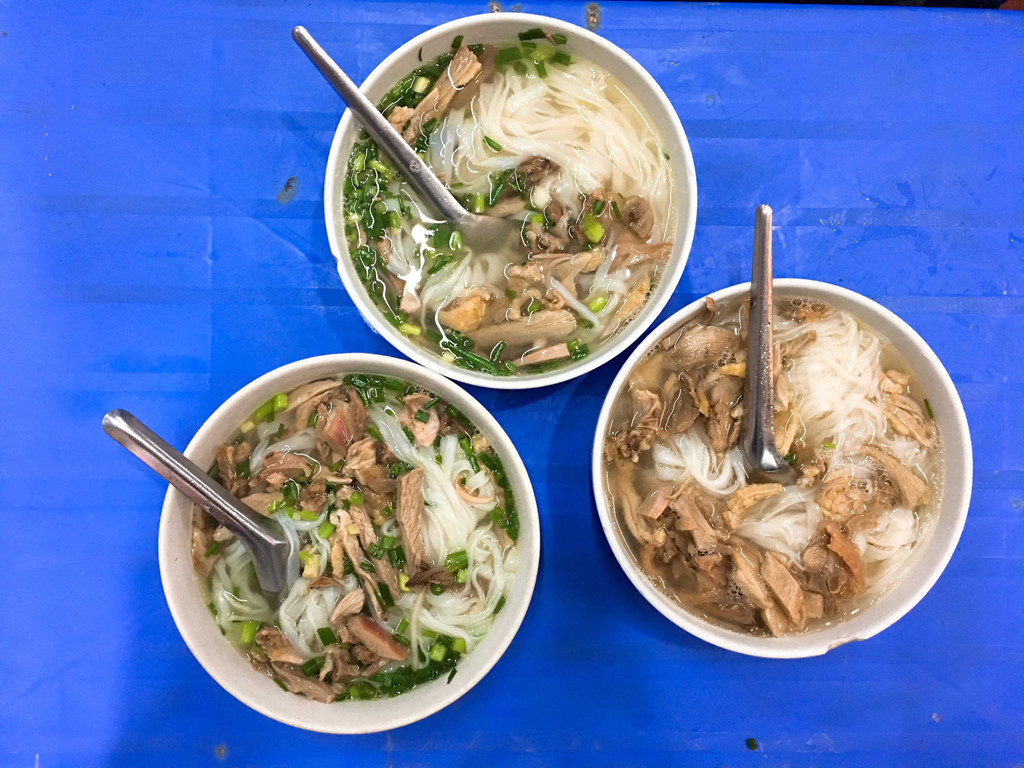 Không chỉ dừng lại ở đó, nếu ở Hoàn Kiếm có phở bưng thì ở Hà Đông cũng có phở đêm. Bát phở gà đầy ú ụ thịt với nước dùng ngọt thanh chắc chắn sẽ khiến những tín đồ ăn đêm không thể kìm lòng. Quán cũng có thêm các loại chân, cổ, cánh gà để bạn có thể gặm xuyên đêm. Nếu có thể, đừng quên thử cả món gà tần ở đây nhé! Địa điểm: Thu Quý phở đêm – 142 Lê Lợi – Hà Đông. Mức giá: 30.000đồng/bát