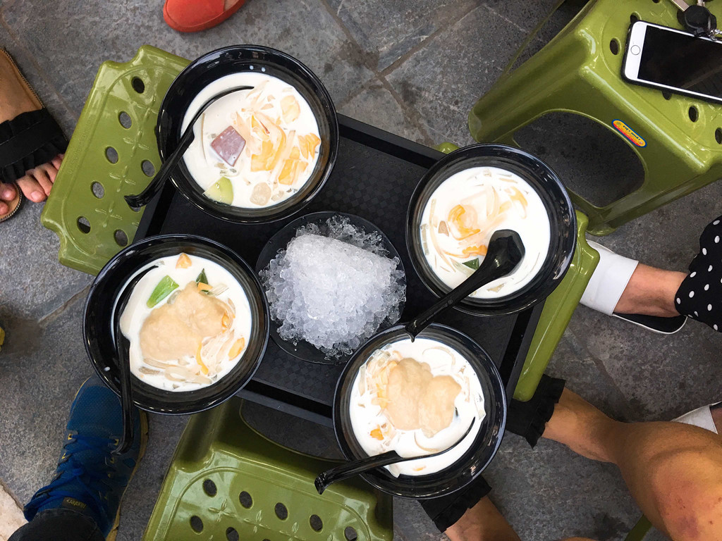 Bát chè sầu Liên khiến người ăn dễ choáng ngợp vì có kích cỡ to như bát phở. Sầu riêng được đánh nhuyễn, ăn thơm và mịn. Các loại thạch cũng được cắt miếng to hơn hẳn bình thường để bạn có thể cắn và thấy rõ vị chocolate, matcha,… Đặc biệt, phần nước cốt dừa được pha rất vừa, béo nhưng không ngậy, ngọt và thanh mát. Ăn xong bát chè không no nứt bụng mới là lạ! Địa điểm: Chè Sầu Liên – 16B Quang Trung – Hà Đông. Mức giá: 28.000đồng/bát