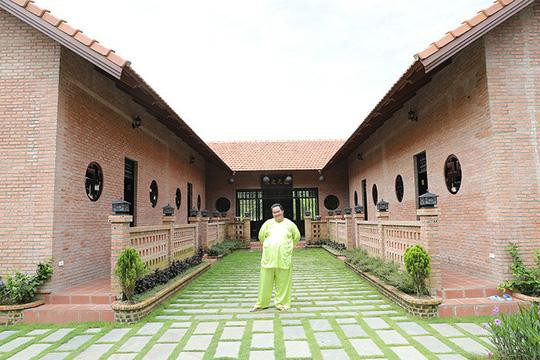 Nam diễn viên còn chia sẻ với không khí trong lành và thanh bình, anh thường rất tập trung khi đọc kịch bản. Những năm qua, Hoàng Mập đã hoàn thành khóa Đạo diễn ở trường Sân khấu Điện ảnh và chuyển hướng sản xuất phim kiêm đạo diễn. Hiện tại, Hoàng Mập và vợ con vẫn sống ở TP HCM để thuận tiện cho công việc và việc học của 2 cô con gái. Nhưng dù bận rộn thế nào, cuối tuần anh vẫn về Đồng Nai thăm bố mẹ vợ và chăm sóc vườn tược.