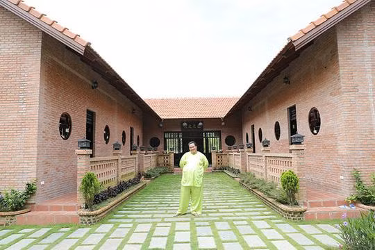 Nam diễn viên còn chia sẻ với không khí trong lành và thanh bình, anh thường rất tập trung khi đọc kịch bản. Những năm qua, Hoàng Mập đã hoàn thành khóa Đạo diễn ở trường Sân khấu Điện ảnh và chuyển hướng sản xuất phim kiêm đạo diễn. Hiện tại, Hoàng Mập và vợ con vẫn sống ở TP HCM để thuận tiện cho công việc và việc học của 2 cô con gái. Nhưng dù bận rộn thế nào, cuối tuần anh vẫn về Đồng Nai thăm bố mẹ vợ và chăm sóc vườn tược.