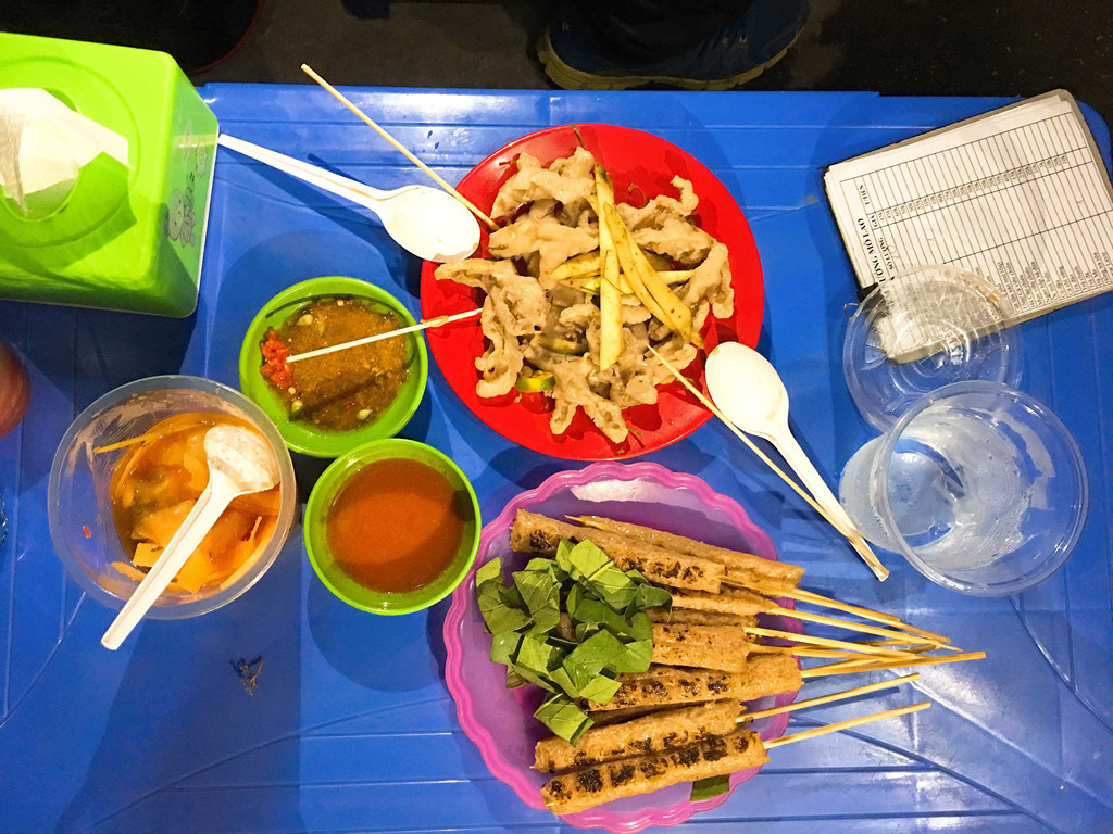 Nem nướng Mỗ Lao là món mà bạn nhất định nên canh giờ để đến ăn vì nếu “chỉ chậm một chút thôi” là sẽ “lạc nhau muôn đời” do quán lúc nào cũng trong tình trạng đông nghẹt khách. Món tủ ở quán chính là nem nướng Nha Trang. Khi nào có khách gọi nem mới được nướng nên dù bạn sẽ phải đợi hơi lâu một chút nhưng nem sẽ rất thơm và nóng đủ. Nem được ăn với lá ổi và nước chấm cay xè kích thích vị giác. Ngoài ra, quán cũng có các món ăn kèm như chân gà rút xương, trứng cút, nem chua rán, khoai tây chiên,… Địa chỉ: Nem nướng Mỗ Lao – Số 54 Ngõ 150 Trần Phú – Hà Đông. Mức giá: 50.000đồng/người (Quán mở cửa từ 18:30 đến khi hết nem)