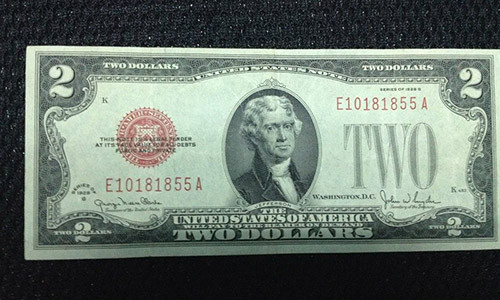 Tờ 2 USD mang biểu tượng may mắn.