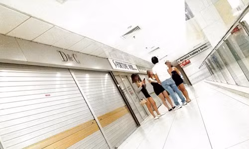 Không khó để tìm thấy gái mại dâm tại các khu thương mại sầm uất ở Singapore.