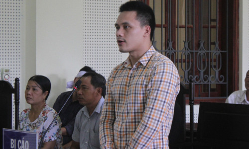 Bi cao giet nguoi khoc nuc no khi bi tuyen an