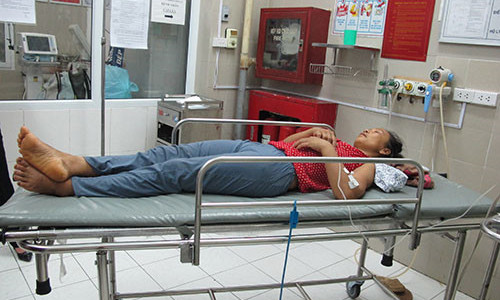 Một bệnh nhân bị bệnh dại điều trị tại Bệnh viện Bệnh Nhiệt đới Trung ương. Ảnh: NL.