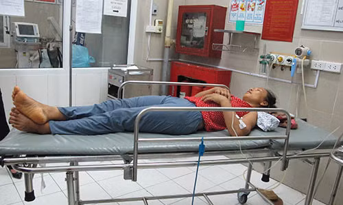 Một bệnh nhân bị bệnh dại điều trị tại Bệnh viện Bệnh Nhiệt đới Trung ương. Ảnh: NL.