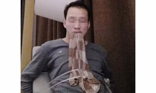 Lưu Phong bị "bọn bắt cóc" trói vào ghế trong phòng khách sạn.