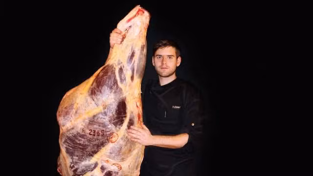 Thịt bò được bảo quản với kĩ thuật đặc biệt giúp nó mang hương vị đặc trưng.