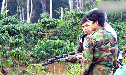 Một thanh niên mang súng đi săn tại khu vực bìa rừng xã Đắc Rong, H. Kbang, Gia Lai.