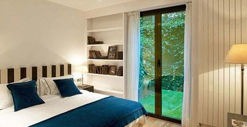 Phòng ngủ không cầu kỳ nhưng ấm cúng.