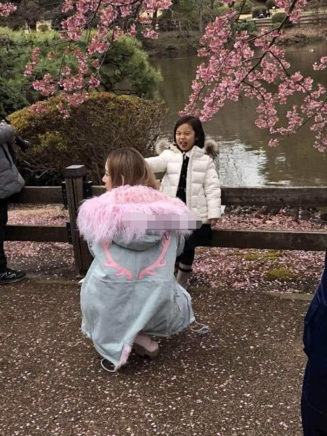 Giả Vân Hinh vẫn tinh nghịch vô cùng đáng yêu.