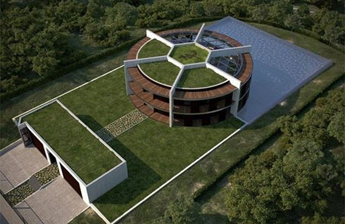 Nhà giống như một sân bóng đá. Phía trước biệt thự là cổng được rải đá và trồng cỏ, phía sau là bể bơi ngoài trời hiện đại.