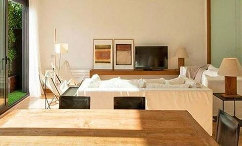 Nơi thư giãn như một văn phòng khiến Messi có thể xem TV, chơi game giải trí sau những giờ thi đấu và tập luyện căng thẳng.