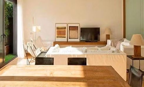 Nơi thư giãn như một văn phòng khiến Messi có thể xem TV, chơi game giải trí sau những giờ thi đấu và tập luyện căng thẳng.