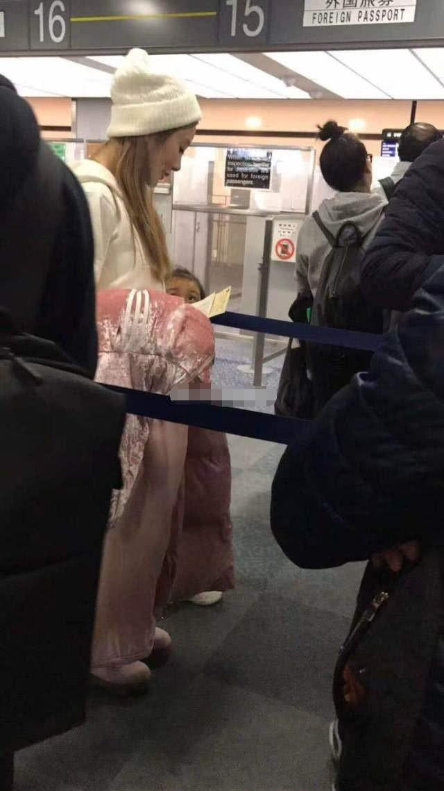 Mới đây, một cư dân mạng đã chia sẻ hình ảnh bắt gặp Lý Tiểu Lộ cùng con gái Giả Vân Hinh cùng đi du lịch Nhật Bản. Người này cũng cho biết thêm cả hai cùng đi Shinjuku ngắm hoa anh đào và không hề thấy bóng dáng Giả Nãi Lượng. Kể từ sau scandal ngoại tình đến nay, mỗi lần xuất hiện Lý Tiểu Lộ đều đi cùng con gái. Dù là khi đón con tan trường hay lúc dẫn con đi mua sắm. Không ngạc nhiên khi lần này Lý Tiểu Lộ đưa Vân Hinh đi du lịch Nhật Bản bởi cô rất thích hoa anh đào, hầu như năm nào cũng đến thăm quan, chỉ khác là năm nay không còn Giả Nãi Lượng đi cùng.