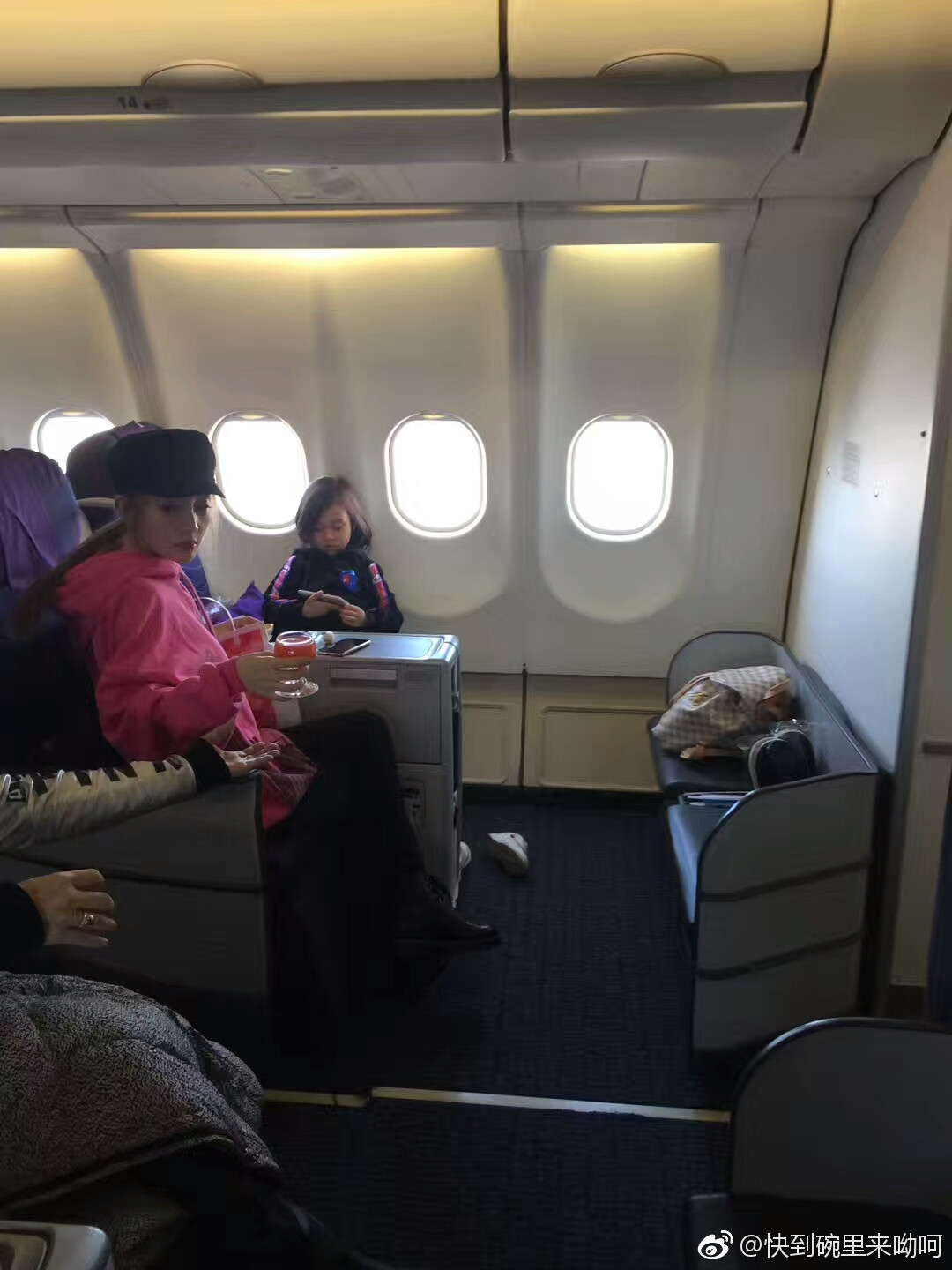 Một cư dân mạng khác bắt gặp Lý Tiểu Lộ cùng con gái bay từ Nhật Bản về Bắc Kinh vào chiều 12/3. Người này cho hay Lý Tiểu Lộ rất gầy và thần sắc mệt mỏi.