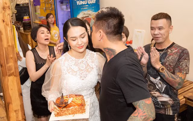 Vo Tuan Hung ben canh dong vien trong chuoi ngay kho khan cua chong