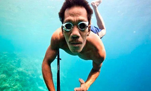 Không có bình oxy nhưng người Bajau vẫn có thể lặn rất lâu dưới biển. Ảnh: Handout.