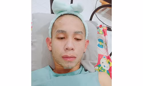 "Soái ca" U23 Hồng Duy quảng cáo mặt nạ trên trang Facebook cá nhân của mình. Ảnh FBNV.