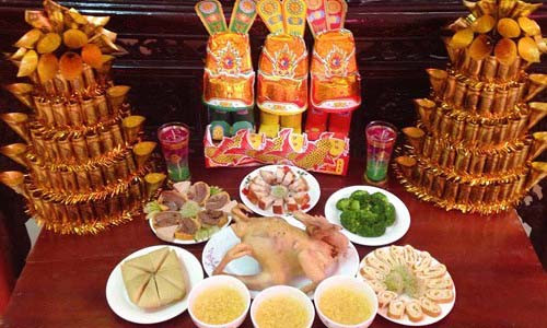 Lễ vật cúng Tết ông Táo nhất định phải có ba chiếc: hai mũ đàn ông và một mũ đàn bà.