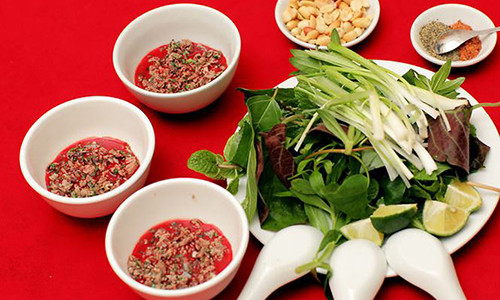 Tiết canh không có tác dụng chữa bệnh trong Đông y cũng không phải thực phẩm có tính mát. Ảnh minh họa: Internet