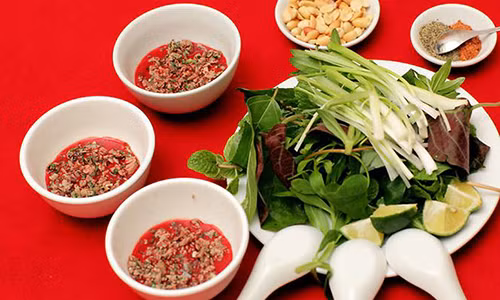 Tiết canh không có tác dụng chữa bệnh trong Đông y cũng không phải thực phẩm có tính mát. Ảnh minh họa: Internet Tiết canh không có tác dụng chữa bệnh trong Đông y cũng không phải thực phẩm có tính mát. Ảnh minh họa: Internet