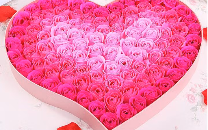 Hoa hồng xà bông thơm có thể là gợi ý độc đáo cho những khách hàng ưa sự mới mẻ. Hiện nay, trên thị trường, những hộp hồng xà bông có giá 350.000 - 500.000 đồng.