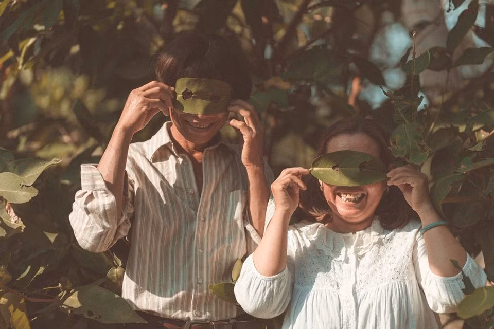 Anh Thanh Bình kể, dù lúc chụp ảnh rất mệt nhưng bố mẹ anh vẫn luôn vui vẻ, động viên con làm việc.