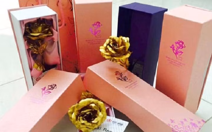 Hoa hồng vàng nhái "24k" được rao bán nhiều trên Internet với mức giá 200.000-300.000 đồng.