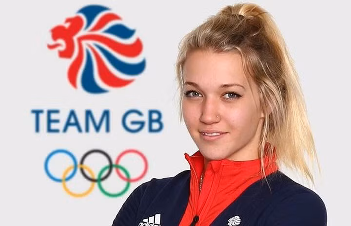 Vận động viên trượt tuyết tự do người Anh Rowan Cheshire.