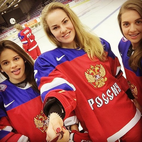 Nữ vận động viên hockey người Nga Elizaveta Kondakova. Cô mới 21 tuổi. Cha cô cũng là một vận động viên hockey.