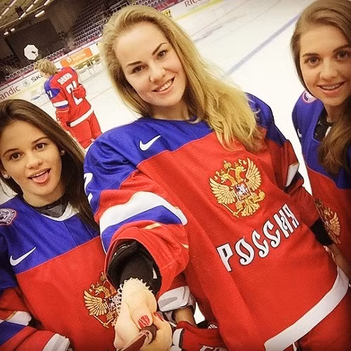 Nữ vận động viên hockey người Nga Elizaveta Kondakova. Cô mới 21 tuổi. Cha cô cũng là một vận động viên hockey.