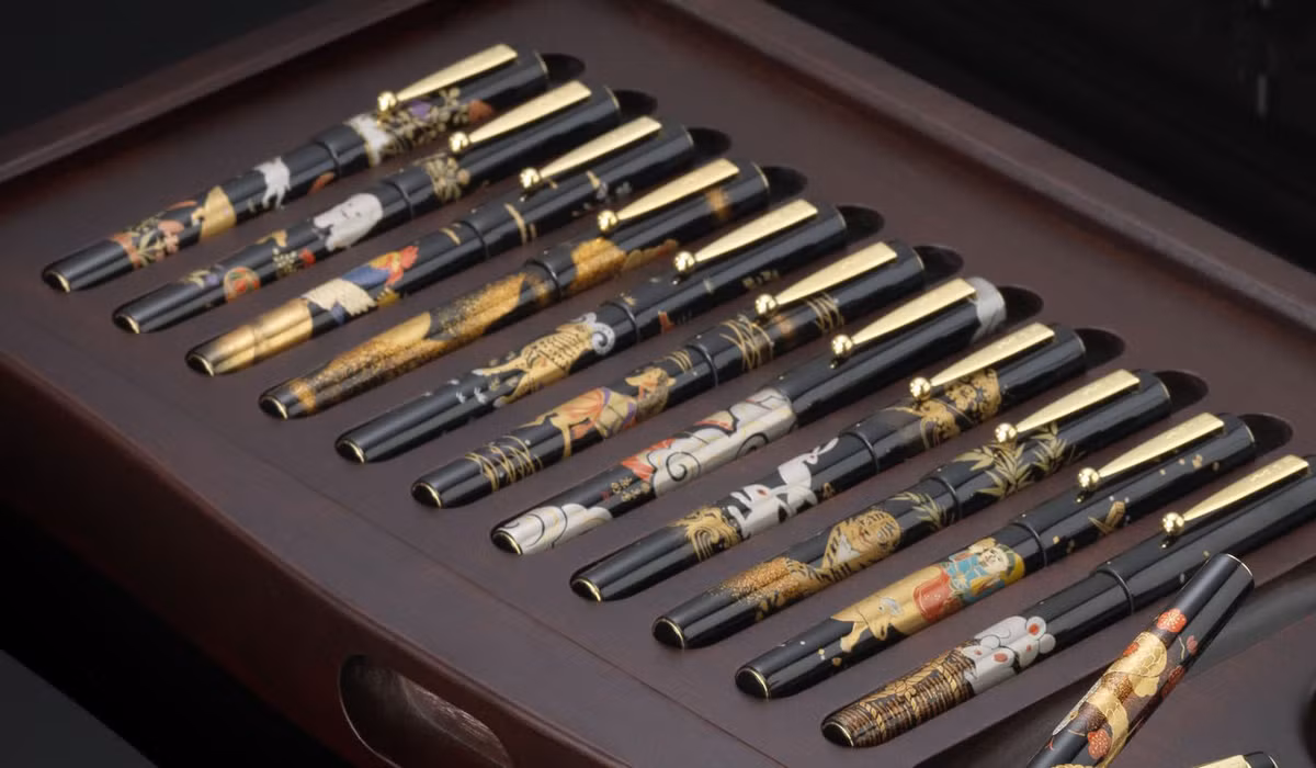 Một bộ bút máy Namiki Yukari Zodiac đầy đủ.