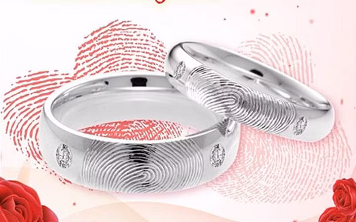 Bên cạnh các loại hoa hồng "độc" thì nhẫn vân tay là một món quà mới lạ và độc đáo, vân tay là một kí hiệu cá nhân không bất cứ ai giống nhau, kể cả những cặp sinh đôi. Giá của một chiếc nhẫn dao động từ 600.000 đến 1 triệu 200.000 đồng.