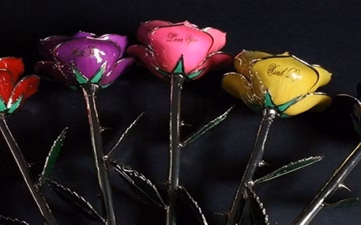 Hoa hồng sơn mài dát vàng 24k được làm từ hoa hồng thật bên trong và được mạ bởi vàng 24k. Giá khoảng 1 triệu đồng.