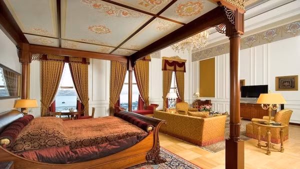 5. Khách sạn Ciragan Palace Kempinski, Thổ Nhĩ Kỳ Với 25.000 bảng Anh cho một đêm, bạn có thể được tận hưởng cảm giác sống trong cung điện nguy nga lộng lẫy. Đây là từng Cung điện Hoàng gia Ottoman trước khi trở thành khách sạn. Căn phòng tốt nhất trong khách sạn là Sultan Suite rộng 458m2 được trang trí toàn bộ bằng đồ cổ từ thế kỉ 19 và vàng ròng và tinh thể lấp lánh. Trong phòng tắm chính, vòi nước được mạ vàng và các bức tường được lót bằng ba loại đá cẩm thạch từ các vùng khác nhau của Thổ Nhĩ Kỳ.
