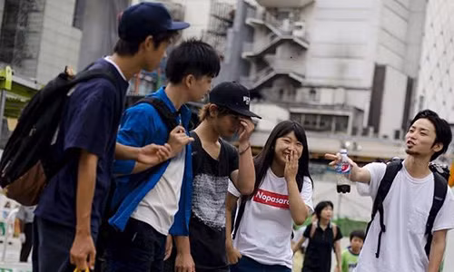 Làm bạn với người trẻ sẽ giúp bạn có tư duy mới mẻ hơn - Ảnh: Internet Làm bạn với người trẻ sẽ giúp bạn có tư duy mới mẻ hơn - Ảnh: Internet