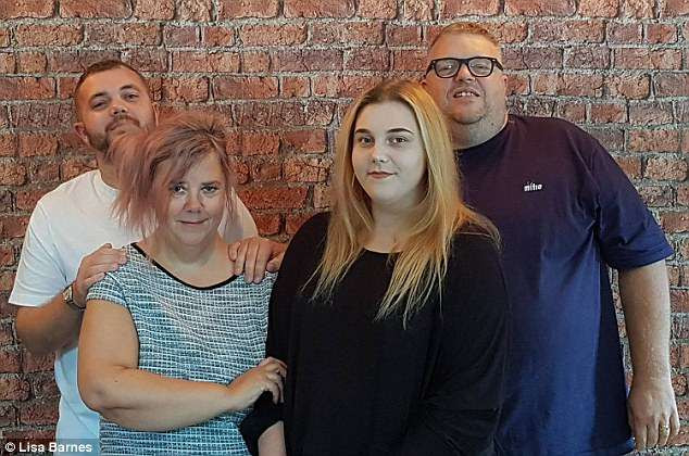 Cô Lisa bên ông xã Nick, cô con gái Molly (18 tuổi) và con trai Sam (25 tuổi).