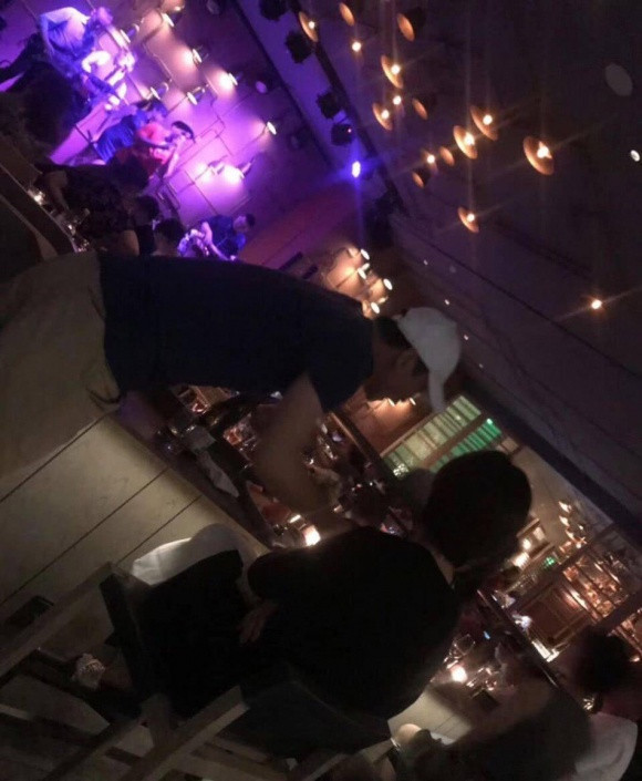 Chàng "Nhĩ Khang" Châu Kiệt bất ngờ lộ hình ảnh hẹn hò với một cô gái sau khi đã tạm rời xa showbiz thị phi.